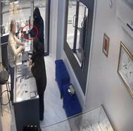 Silahla soymaya geldiği kuyumcu azarlayınca kaçtı; o anlar kamerada