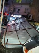 Manisa'da kuvvetli rüzgar, bir binanın çatısını uçurdu