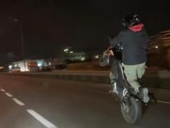 Trafikte tek teker üzerinde motosiklet kullandı; o anlar kamerada