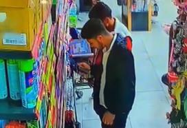 Markette koklayarak beğendikleri deodorantları çaldılar