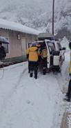 Ekipler, yolu kardan kapanan köydeki hastayı hastaneye ulaştırdı