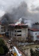 Binanın çatı katı alev alev yandı