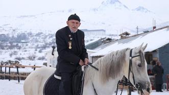 96 yaşında gençlere taş çıkarıyor! Kore Gazisi Şevki Kanak ata binmekten vazgeçemiyor