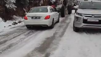 Feke'de karda mahsur kalan araçlar kurtarıldı