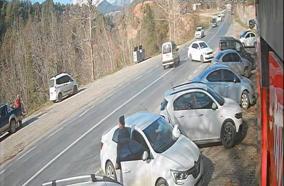 Hafif ticari aracın şarampole devrildiği kaza kamerada