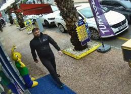 Tabancayla kuyumcuya girip 100 gram altını aldı, havaya ateş açıp kaçtı