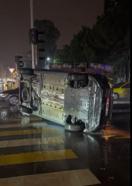 Hafif ticari araç ile otomobil çarpıştı: 2 yaralı