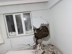 Dağdan kopan kaya parçası evin duvarını delip, yatak odasına girdi