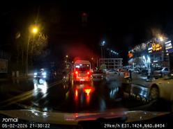 Halk otobüsünün motosiklete çarptığı kaza kamerada; 1 yaralı