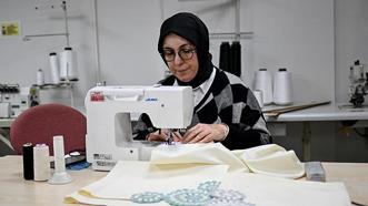 Depremde atölyesi yıkıldı: 30 yıl esnaflıktan sonra her şeye sıfırdan başladı: Usta öğretici şimdi 'iyilik' için dikiyor