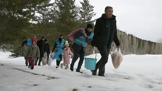 Sarıkamışlı imamlar karda yaban hayatı için seferber oldu! Cübbelerini çıkarıp, bozayı ve kurtlar için dağlara çuvalla yem taşıdılar