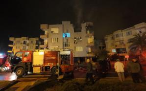Mersin'de ev yangını; 2 kişi dumandan etkilendi