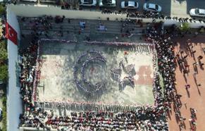 İlkokul öğrencilerinin bayrak sevgisi dron kamerasında