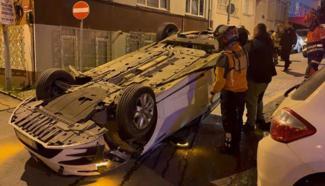 İstanbul - Üsküdar'da park halindeki 3 araca çarpan otomobil, takla attı: 1 yaralı