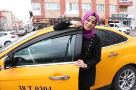 Şoförleri ayrılınca durakta eşine yardım için direksiyona geçen Nuriye, 10 yıldır taksicilik yapıyor