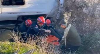 Öğrenci servisi, dereye düştü: 2'si ağır 9 yaralı