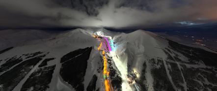 Palandöken'de iftar sonrası rengarenk pistlerde kayak