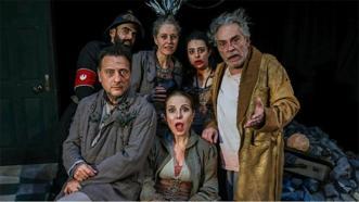 "Kel Diva" efsanevi kadrosuyla sahnede