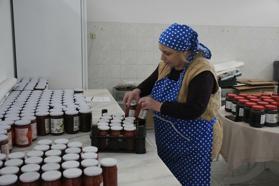 Kuşadalı kadınların el emeği Ada Market raflarında değerleniyor