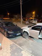 Otomobil park halindeki araçlara çarptı