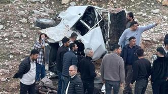 Siirt'te devrilen otomobil hurdaya döndü