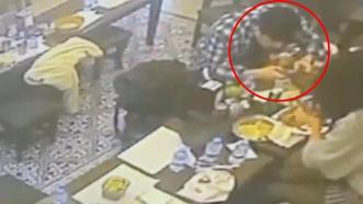 Taksim’de yemek yerken dudağını böcek ısırdı! O anlar kamerada