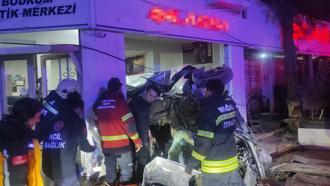 Otomobil, oto lastik mağazasına çarpıp devrildi; 1’i ağır, 3 yaralı