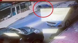 Otomobilin mobilya mağazasına girdiği kaza kamerada
