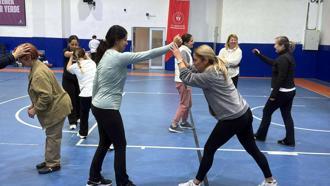 Bodrum'da pilates için gelen kadınlara savunma eğitimi