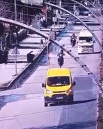 Motosikletinin ön tekerini kaldıran sürücüye ceza