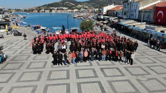 İstiklal Marşı'nın her kıtasını şehrin ayrı bir noktasında okudular
