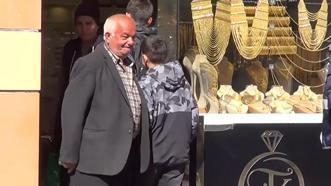 Altınları bozup parasını dolandırıcılara gönderecekti! Kuyumcu ikna edemeyince polisi çağırdı: O anlar kamerada