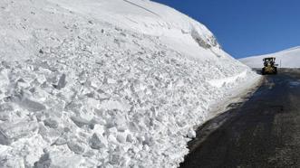 Şavşat-Ardahan kara yolu çığ nedeniyle ulaşıma kapatıldı