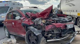 Edirne'de otomobil park halindeki tıra çarptı