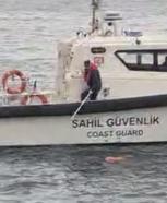 Denizde hareketsiz halde bulunan kadın hastaneye kaldırıldı