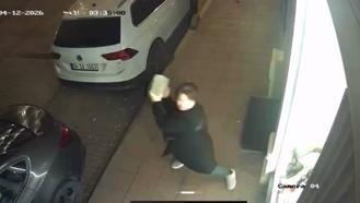 Fatih'te kaldırım taşıyla iş yerinin camlarını kıran kadın kamerada