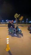 Sokak köpeği motosiklete binmek istedi; o anlar kamerada