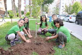 23 Nisan’da koltuğa oturan Buğlem, yenilettiği parka fidan dikti