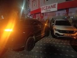 Kazaya karışan 2 araç savrulup, park halindeki 2 otomobile çarptı; 2 yaralı
