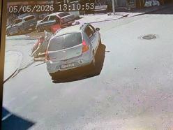 Otomobille motosikletin çarpıştığı kaza kamerada; 1 yaralı