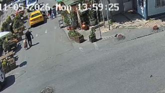 Şişli’de 79 yaşındaki kadın geri manevra yapan taksinin altında kaldı; yardımına çevredekiler koştu