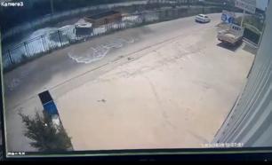 TIR, sulama kanalına düştü; kaza kamerada