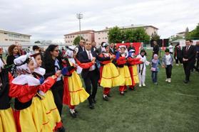 Iğdır Valisi Taşolar, gençlerle Kafkas oyunu oynadı, halay çekti
