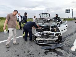 Tekirdağ’da motosikletle otomobil çarpıştı; 1’i ağır 2 yaralı