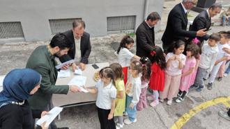 Nevşehir’de hayırsever çift, 380 öğrenciye Kurban Bayramı harçlığı dağıttı