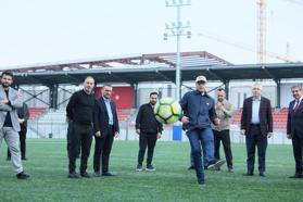 Mesut Özil ‘Esenler Futbol Gelişim Merkezi’ni ziyaret etti