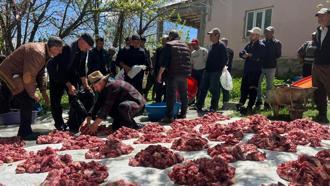 Bir asırdır devam eden dayanışma geleneğiyle kurban etleri eşit dağıtılıyor
