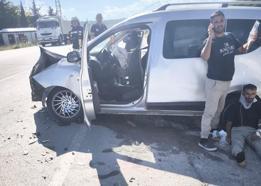 Mersin'de otomobil ile hafif ticari araç çarpıştı: 6 yaralı