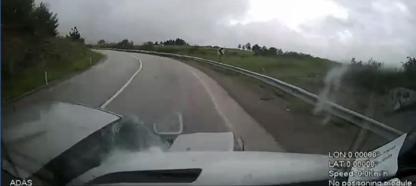 Minibüs ile otomobilin çarpıştığı kaza kamerada;  6 yaralı