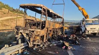 Denizli'de bariyerlere çarpan yolcu otobüsü yandı: 1'i bebek 8 ölü, 33 yaralı